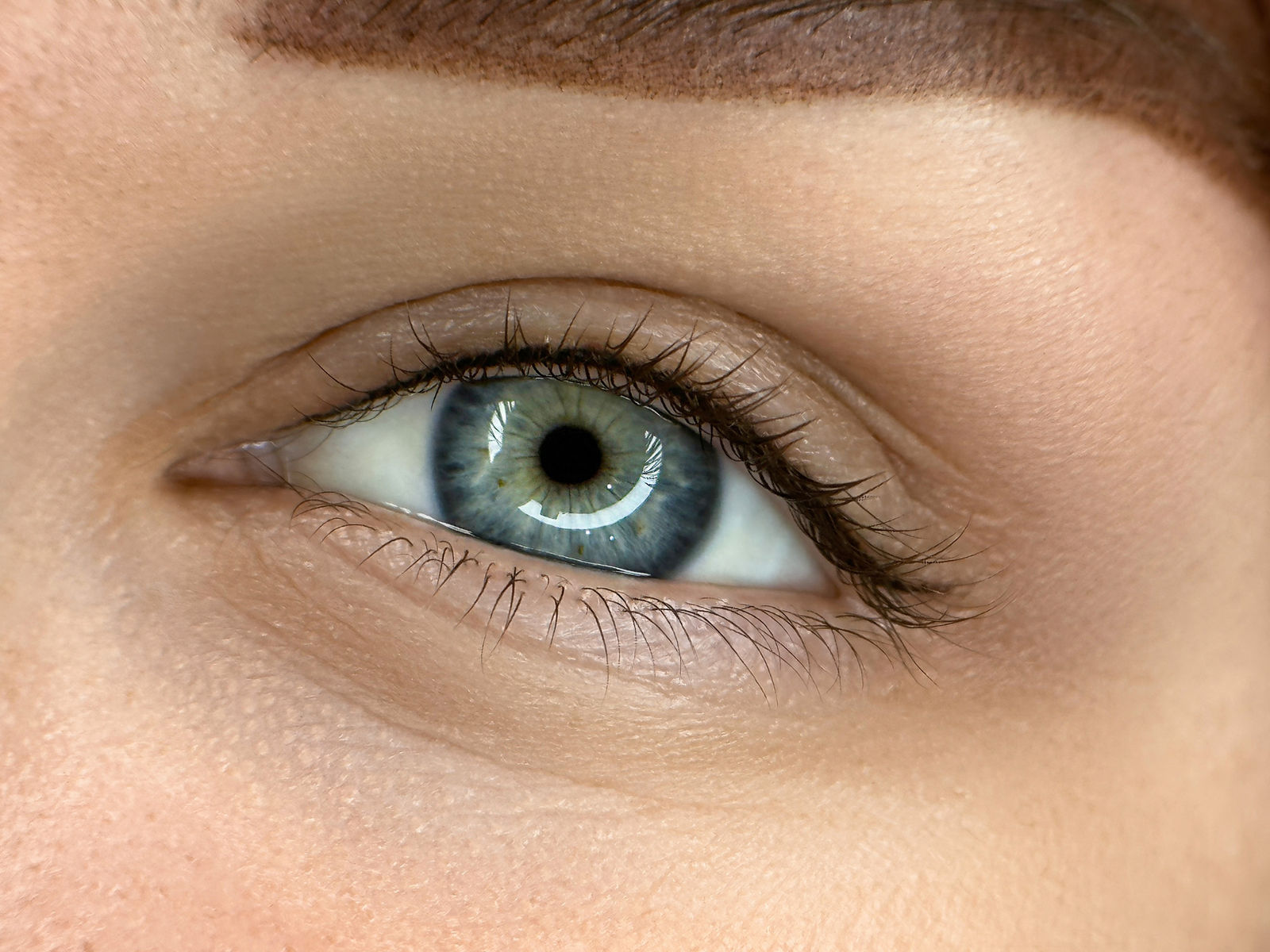 Subtile Linie entlang des Wimpernkranzes bei einer Wimpernkranz-Verdichtung.