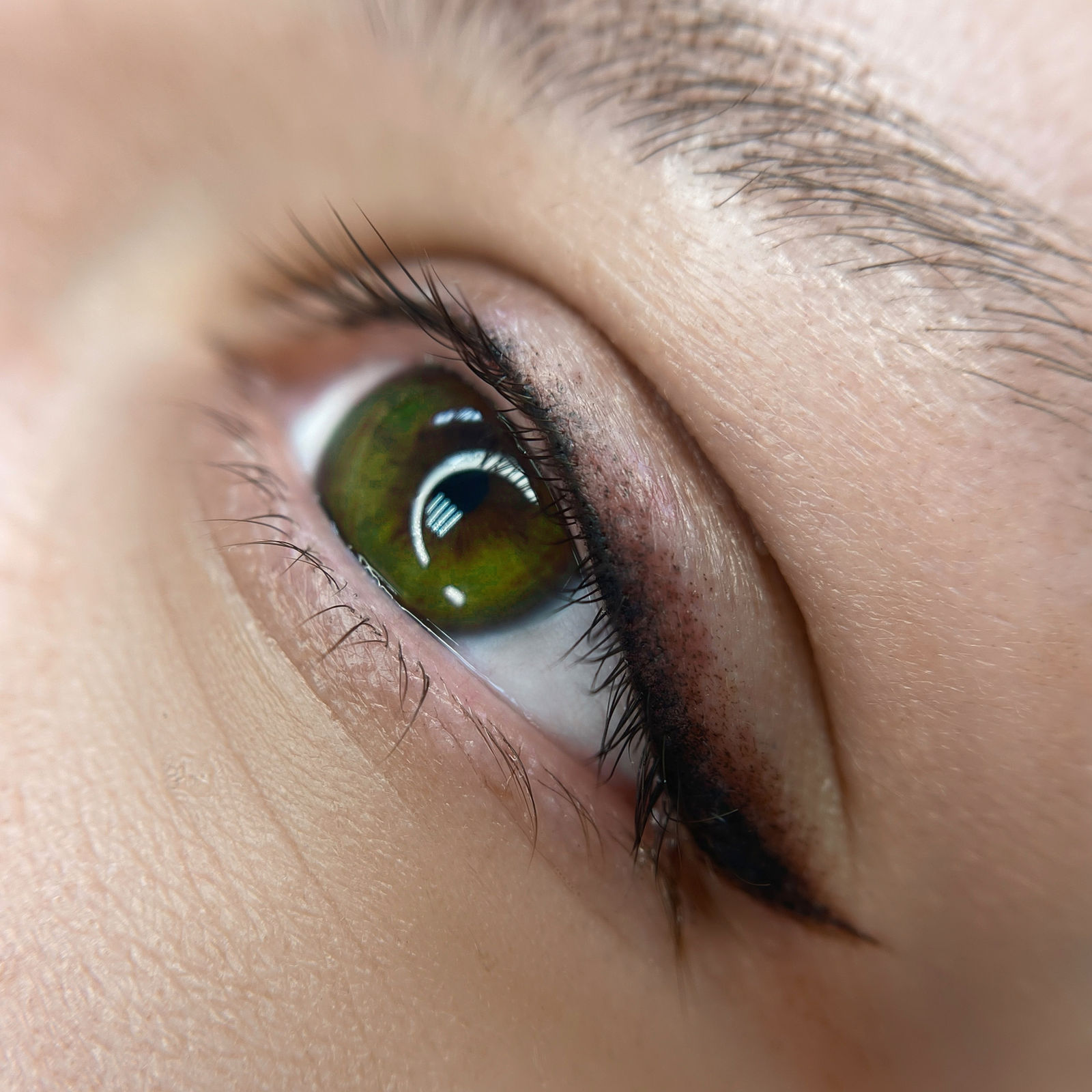 Permanent Eyeliner bei einer Frau für betonte Augen.